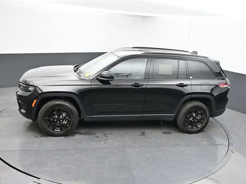 Used 2025 Jeep Grand Cherokee Altitude AWD/4WD image 38