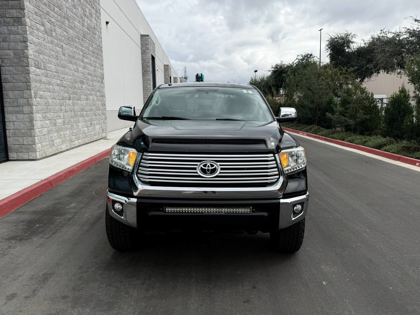 Used 2014 Toyota Tundra Limited w/ Limited Premium Package AWD/4WD image 2