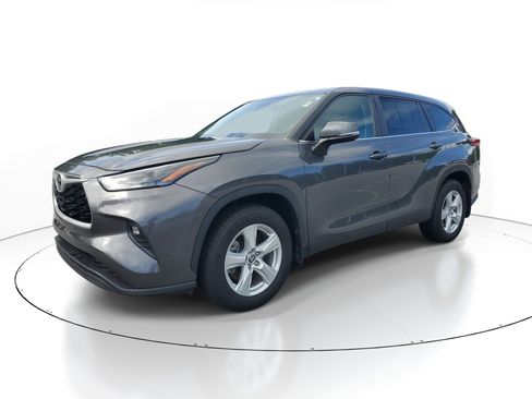 Used 2023 Toyota Highlander LE FWD image 3