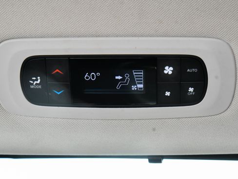 Used 2023 Chrysler Pacifica Touring-L FWD image 43