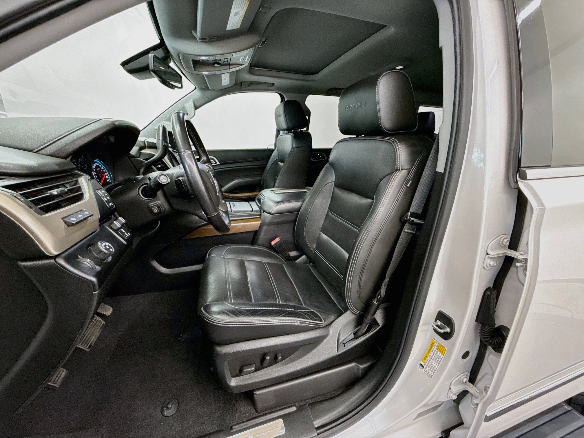 Used 2020 GMC Yukon Denali w/ Denali Premium Package RWD image 13
