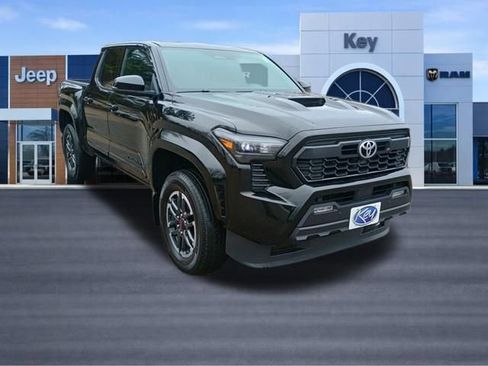 Used 2025 Toyota Tacoma TRD Sport w/ TRD Sport Upgrade Package AWD/4WD image 8
