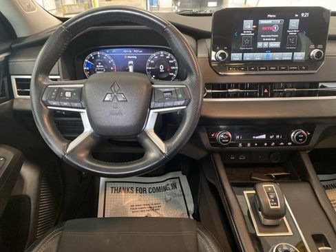 Used 2022 Mitsubishi Outlander SE image 2