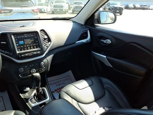 Used 2017 Jeep Cherokee Trailhawk image 11