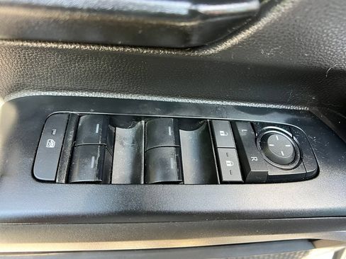 Used 2025 Toyota Tacoma SR5 AWD/4WD image 12