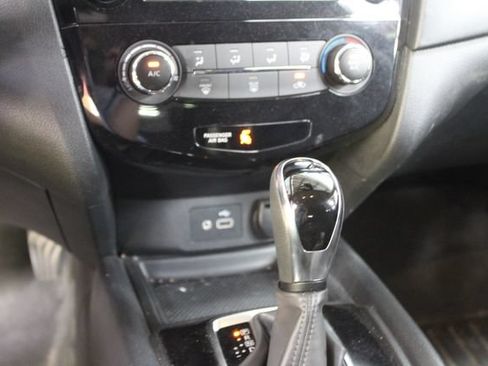 Used 2019 Nissan Rogue SV FWD image 18