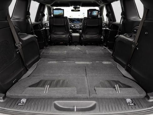 Used 2023 Chrysler Pacifica Touring-L w/ Uconnect Theater Family Group image 10