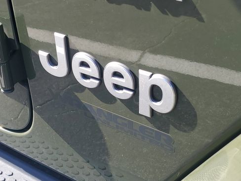Used 2022 Jeep Wrangler Unlimited Sahara AWD/4WD image 8