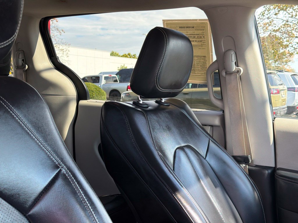 Used 2023 Chrysler Pacifica Touring-L FWD image 23
