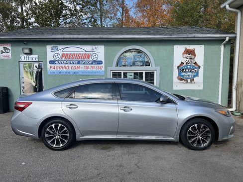 Used 2018 Toyota Avalon XLE image 3