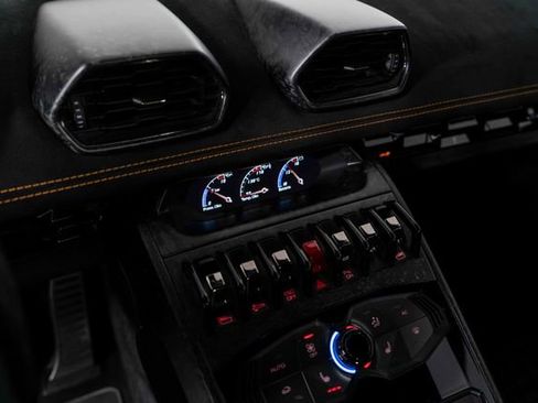Used 2018 Lamborghini Huracan Performante image 17