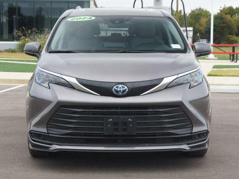 Used 2024 Toyota Sienna LE image 25