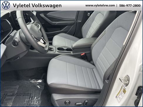 Certified 2025 Volkswagen Jetta SE w/ Sunroof Package image 17