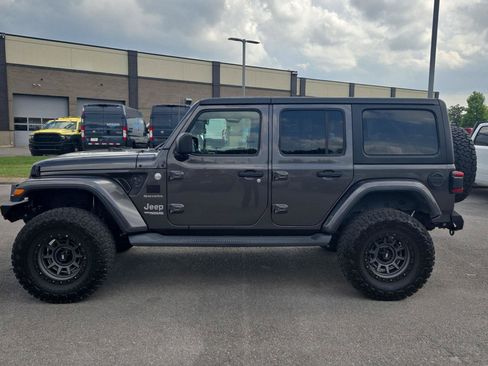 Used 2018 Jeep Wrangler Unlimited Sahara AWD/4WD image 4