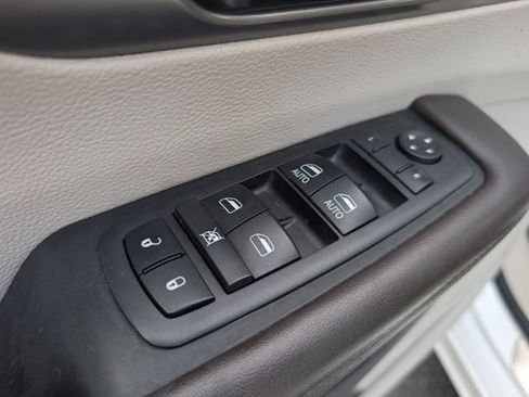 Used 2017 Chrysler Pacifica Touring-L FWD image 12