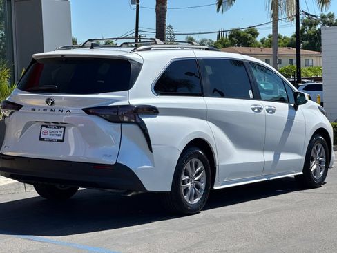 Used 2026 Toyota Sienna XLE FWD image 5