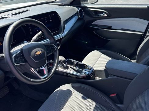 Used 2025 Chevrolet Trax LT w/ LT Convenience Package FWD image 19