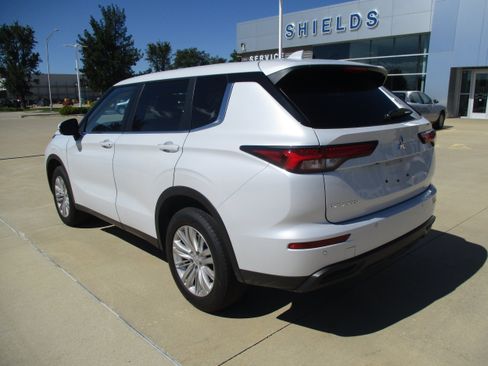 Used 2023 Mitsubishi Outlander ES AWD/4WD image 4