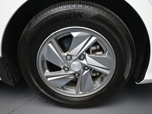 Used 2025 Hyundai Elantra SE FWD image 13