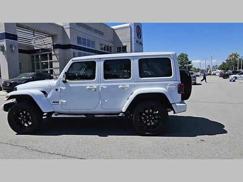 Used 2023 Jeep Wrangler Unlimited Sahara AWD/4WD image 19