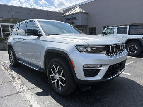 Certified 2025 Jeep Grand Cherokee Limited AWD/4WD image 1