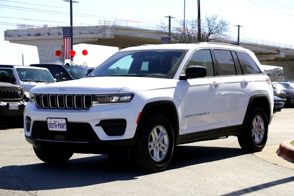 New 2025 Jeep Grand Cherokee Laredo w/ Luxury Tech Group I RWD image 7