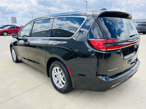 Used 2023 Chrysler Pacifica Touring-L FWD image 37