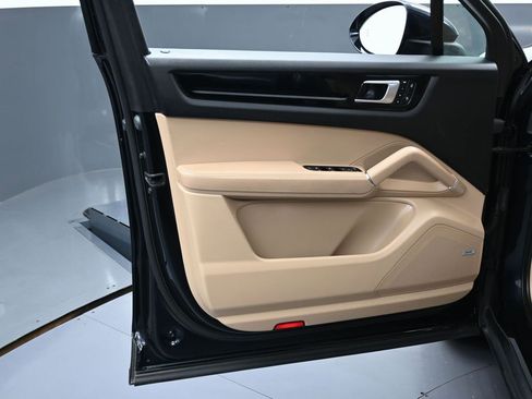 Used 2023 Porsche Cayenne Platinum Edition image 46