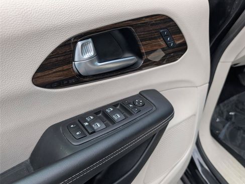 Used 2023 Chrysler Pacifica Limited FWD image 9