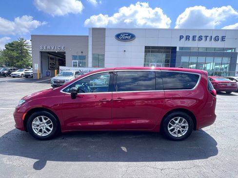 Used 2025 Chrysler Pacifica Select FWD image 4