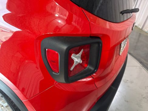 Used 2021 Jeep Renegade Latitude FWD image 10