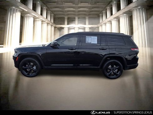 Used 2023 Jeep Grand Cherokee L Limited w/ Black Appearance Package image 7