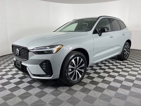 Used 2025 Volvo XC60 B5 Plus image 5