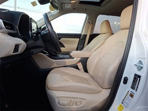 Certified 2023 Toyota Highlander XLE image 13
