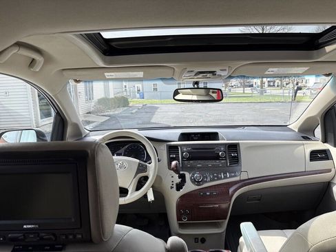 Used 2012 Toyota Sienna XLE image 31