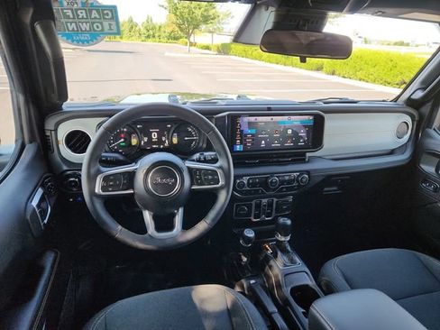 Used 2025 Jeep Wrangler Unlimited Sahara AWD/4WD image 33