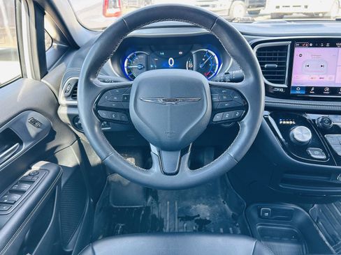 Used 2023 Chrysler Pacifica Touring-L w/ S Appearance Package image 15