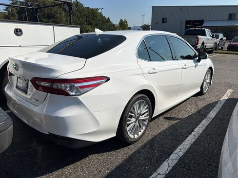 Used 2019 Toyota Camry XLE FWD image 17