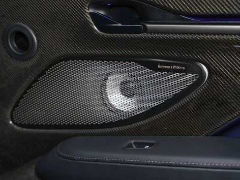 Used 2025 Aston Martin Vanquish RWD image 39