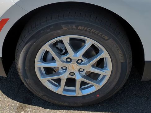Used 2024 Chevrolet Equinox LT FWD image 32