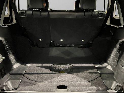 Used 2018 Jeep Wrangler Unlimited Sahara image 5