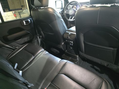 Used 2019 Jeep Wrangler Unlimited Sahara AWD/4WD image 11