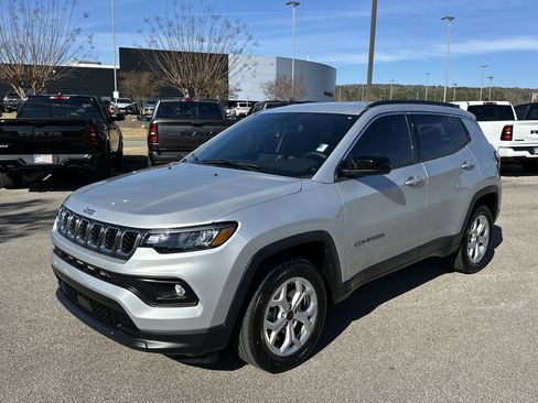Used 2025 Jeep Compass Latitude image 3