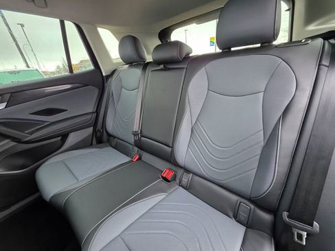 Used 2025 Volkswagen Tiguan SE image 14