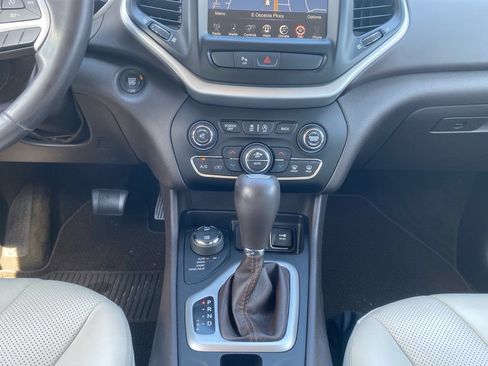 Used 2017 Jeep Cherokee Overland AWD/4WD image 18