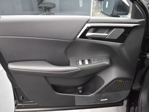 New 2025 Mitsubishi Outlander SE image 9