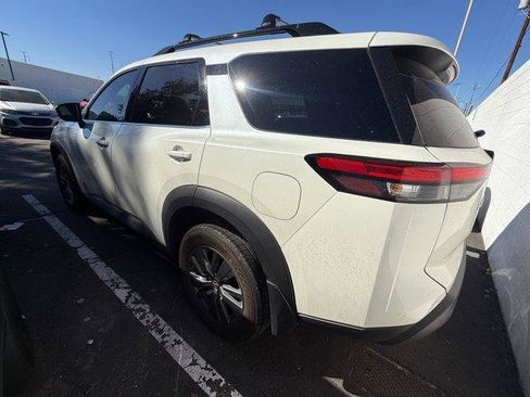 Used 2024 Nissan Pathfinder SV image 4