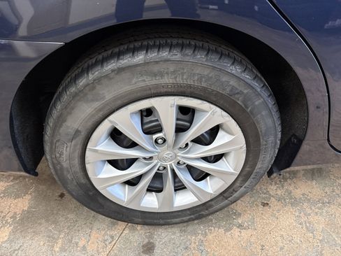 Used 2015 Toyota Camry LE image 12