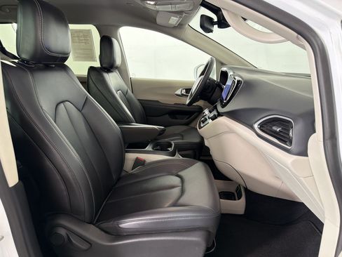 Used 2024 Chrysler Pacifica Touring-L FWD image 21
