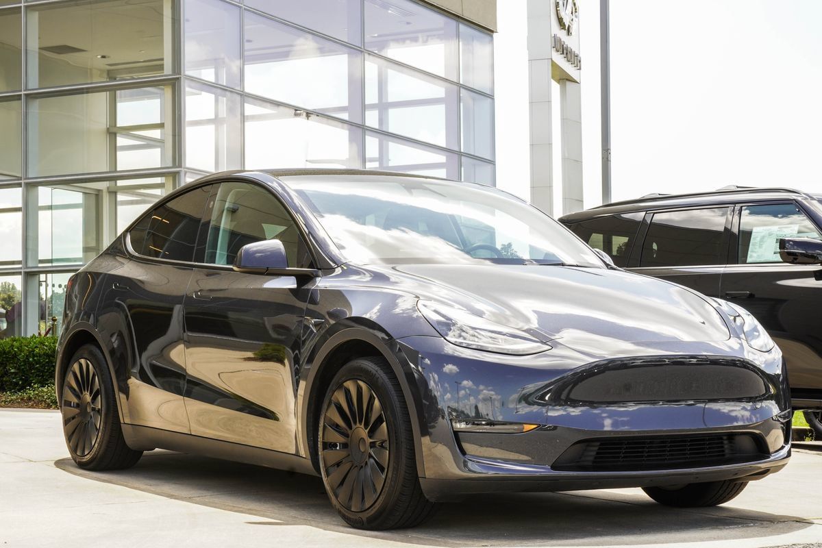 Used 2024 Tesla Model Y Long Range AWD/4WD image 4